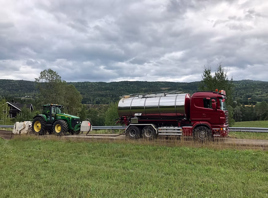 Septikbil og traktor fra Flatland